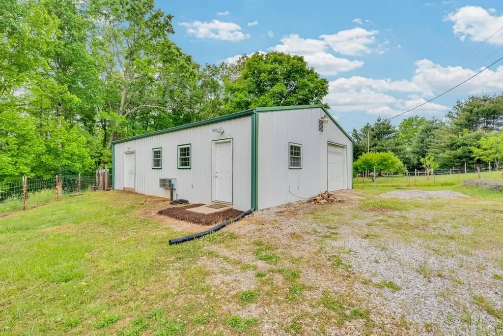 2193 Tollisontown Road Sparta TN 38583
