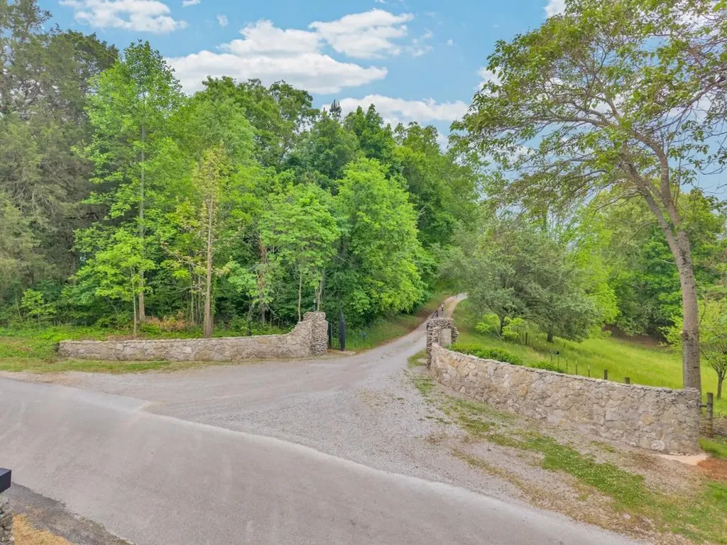 2193 Tollisontown Road Sparta TN 38583