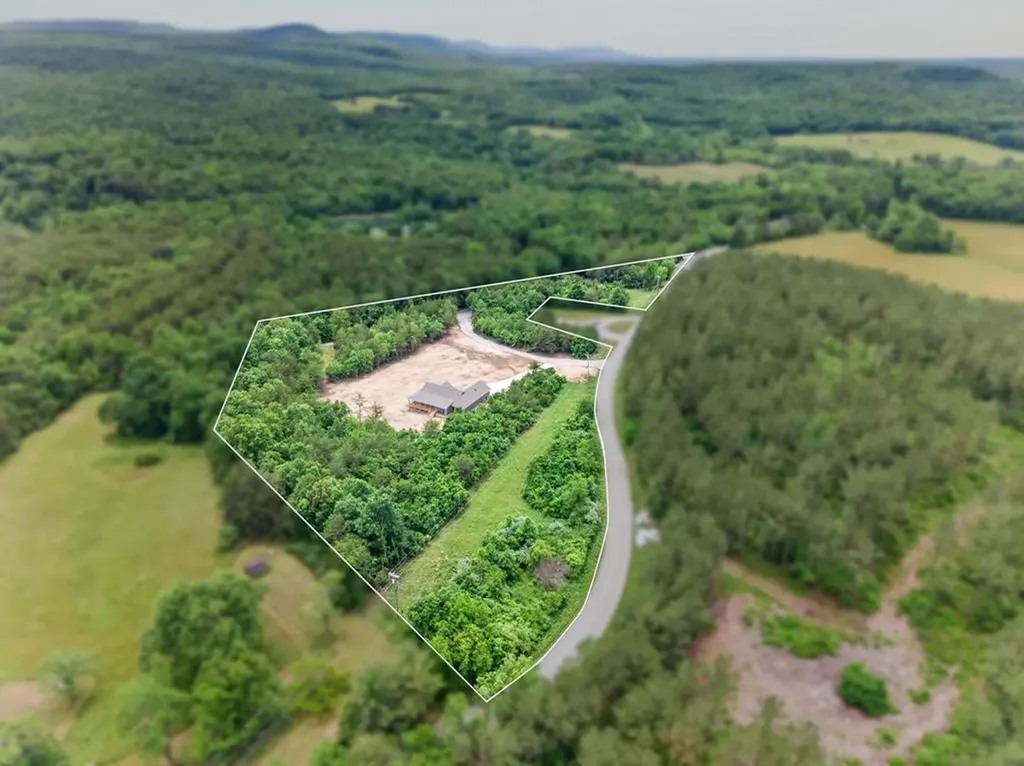 8036 Hebbertsburg Road Crab Orchard TN 37723