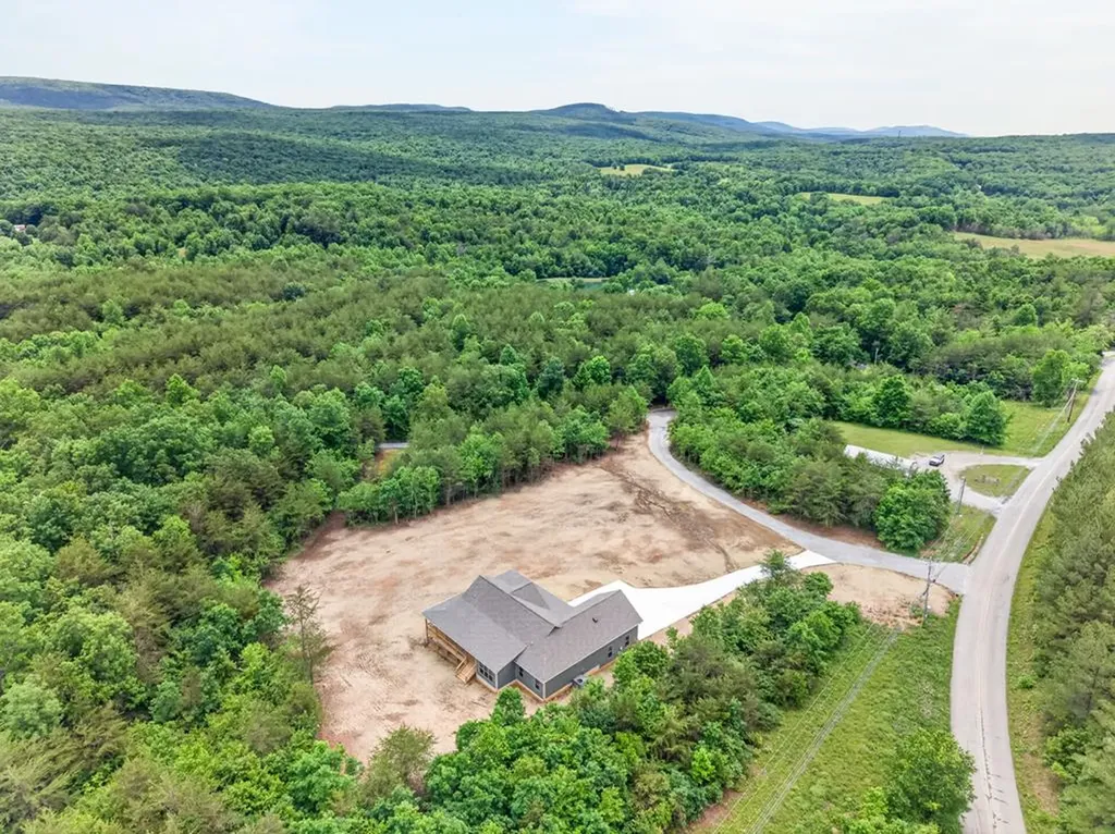 8036 Hebbertsburg Road Crab Orchard TN 37723