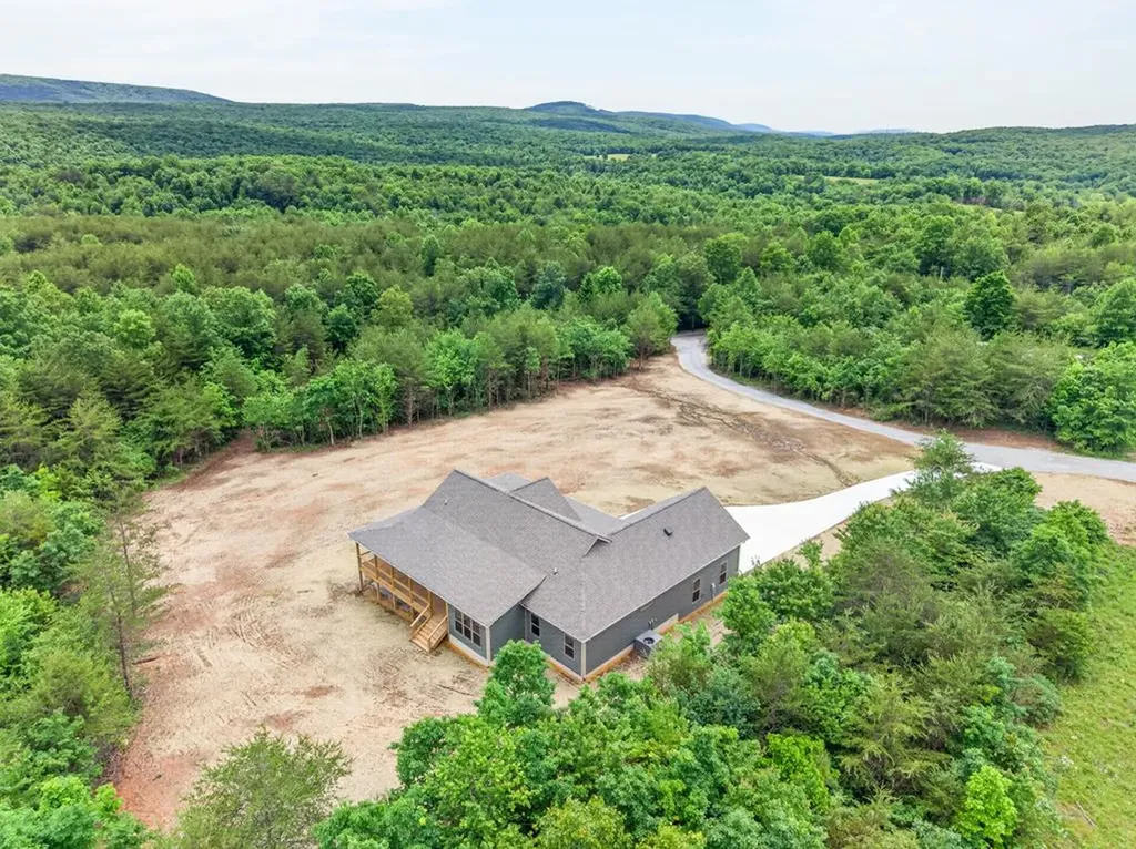 8036 Hebbertsburg Road Crab Orchard TN 37723