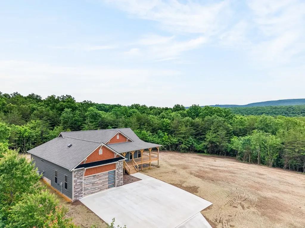 8036 Hebbertsburg Road Crab Orchard TN 37723