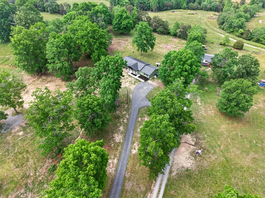 4097 Hanging Limb Highway Monterey TN 38574-5430