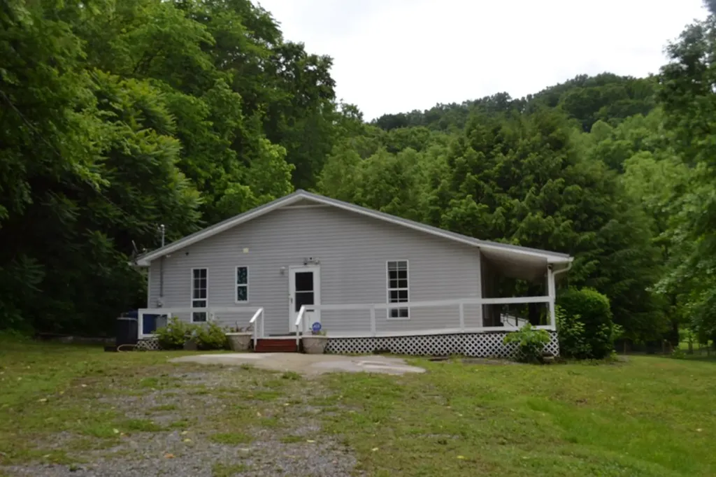1505 Add Stafford Road Hilham TN 38568
