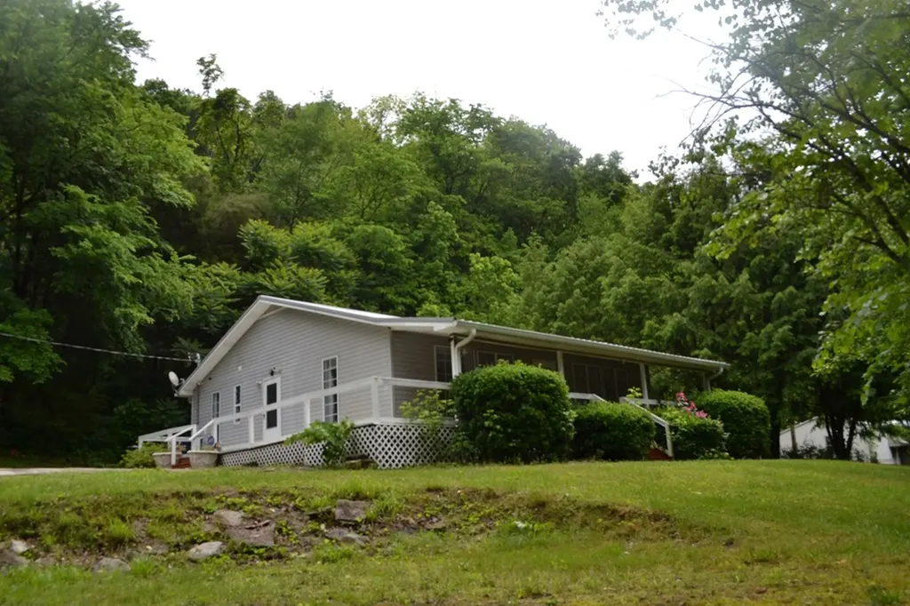 1505 Add Stafford Road Hilham TN 38568