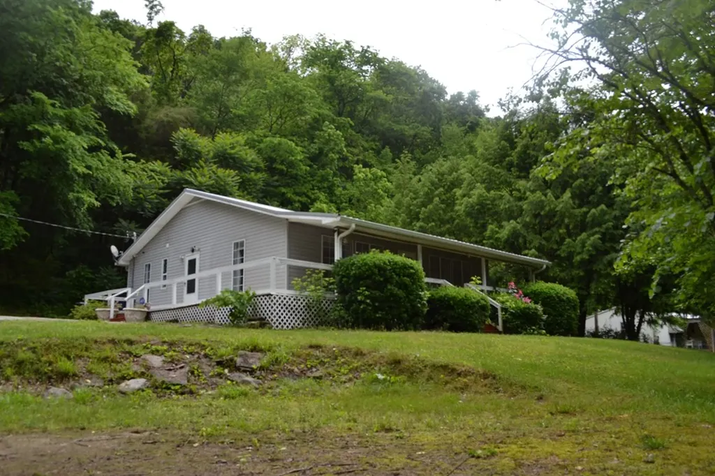 1505 Add Stafford Road Hilham TN 38568