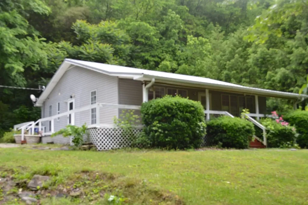 1505 Add Stafford Road Hilham TN 38568