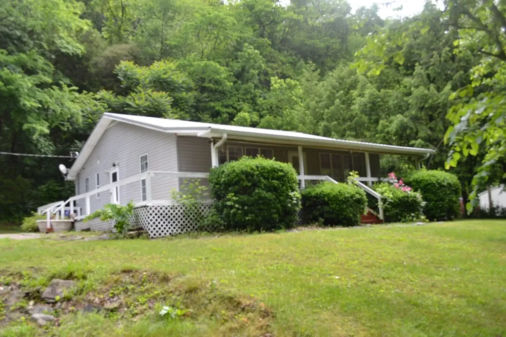 1505 Add Stafford Road Hilham TN 38568
