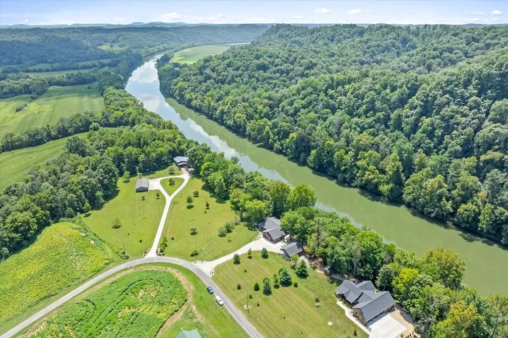 195 Hiawassee Lane Celina TN 38551