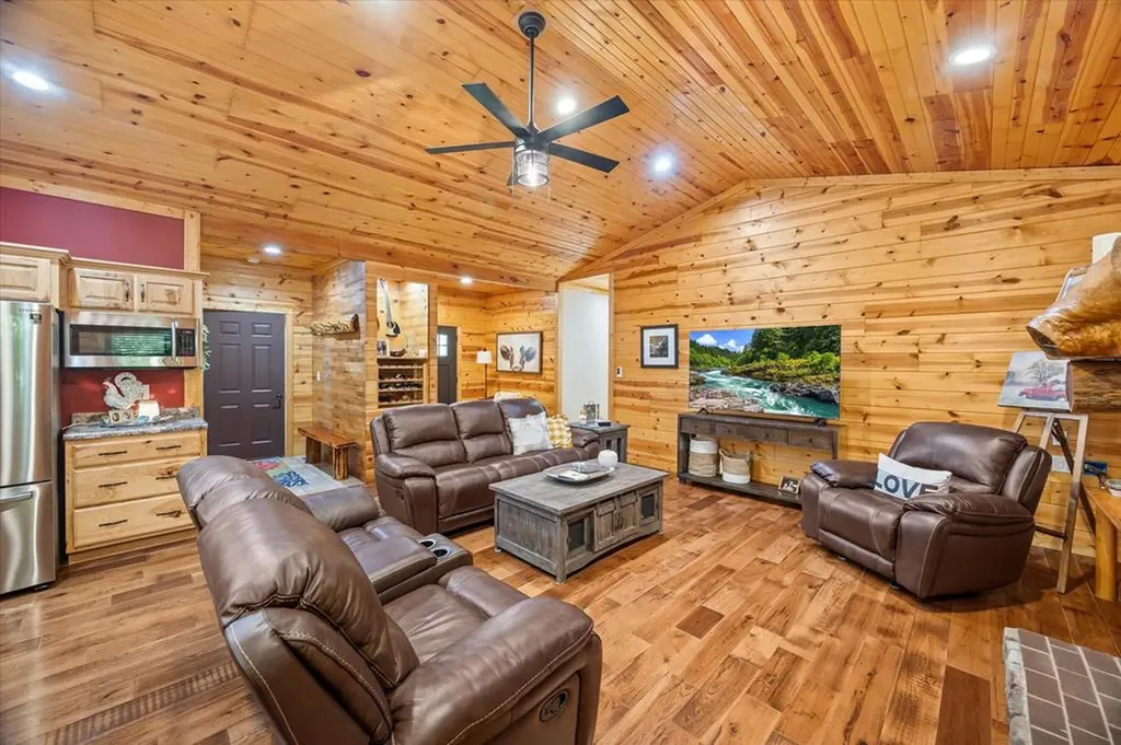 195 Hiawassee Lane Celina TN 38551