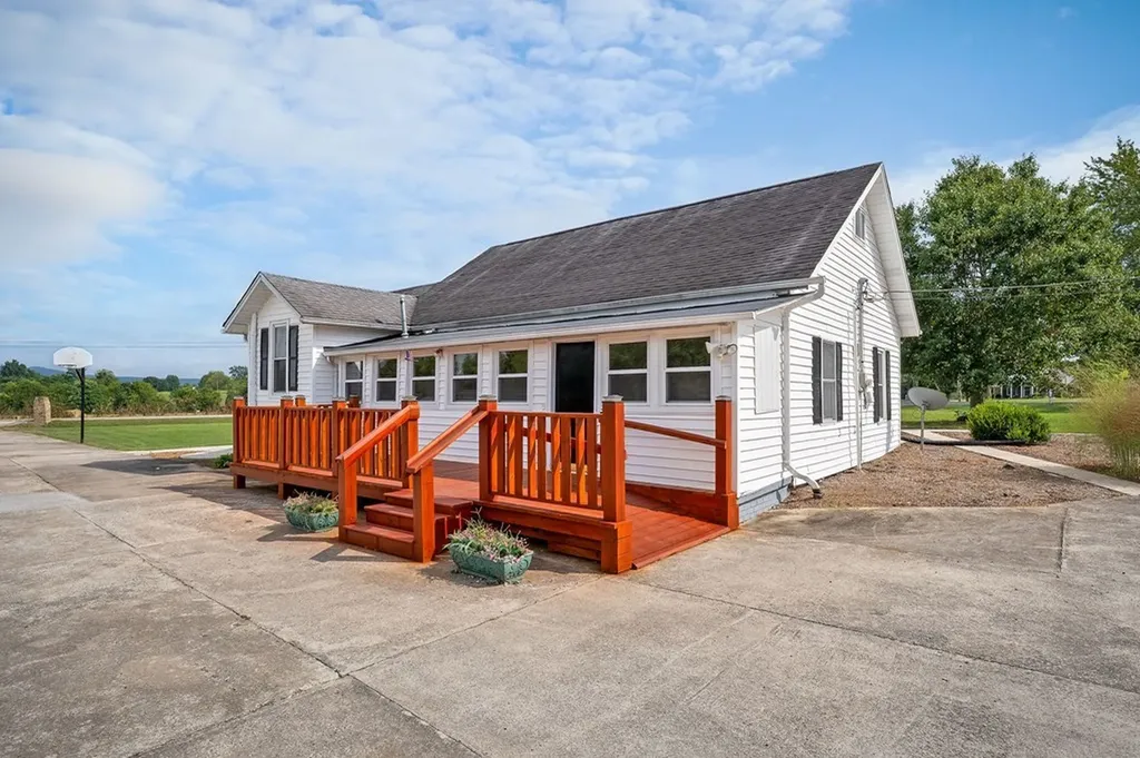 1462 Franks Ferry Road Sparta TN 38583