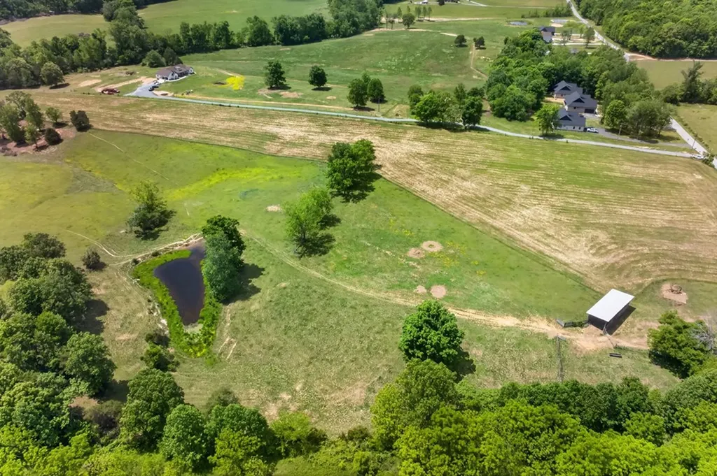 6310 Thomas Twin Oak Road Baxter TN 38544