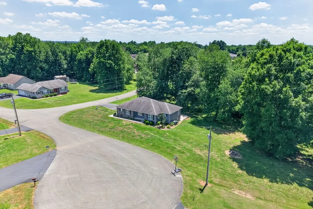 197 Rustling Oaks Sparta TN 38583