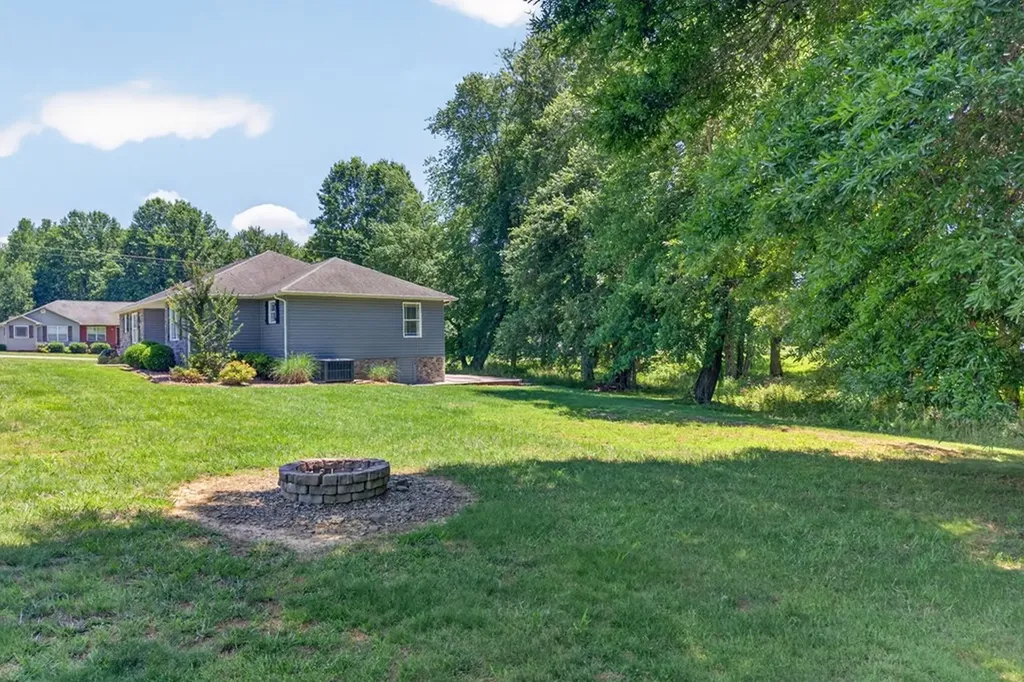 197 Rustling Oaks Sparta TN 38583