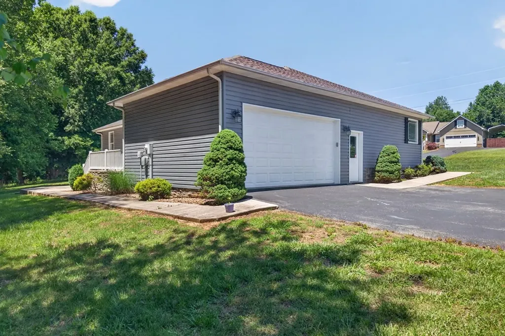 197 Rustling Oaks Sparta TN 38583