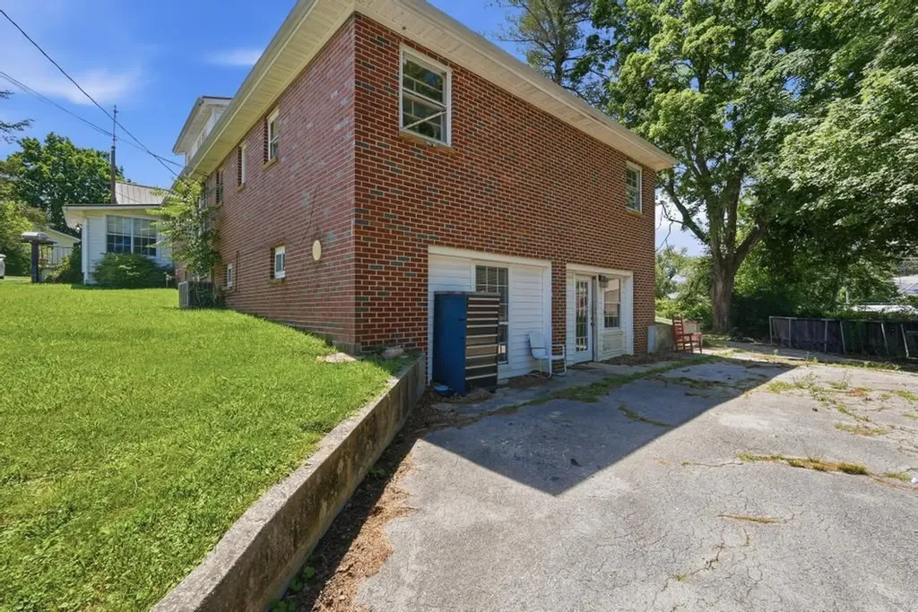 215 E Adams Street Crossville TN 38555