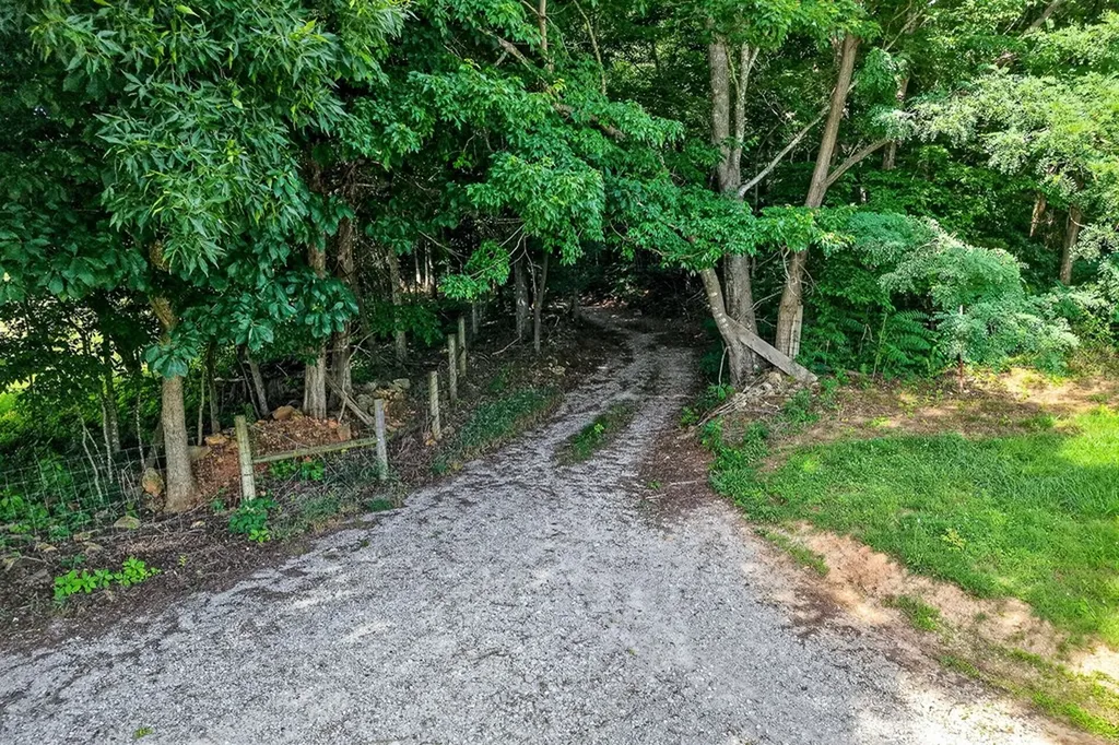 23AC Moore Cove Road Quebeck TN 38579
