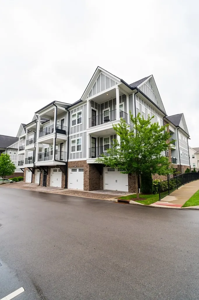 800 Vintage Green Ln Unit 302 Franklin TN 37064-2333