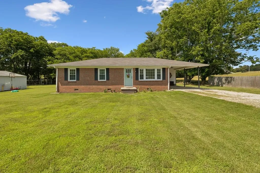 161 Kempville Highway Pleasant Shade TN 37145