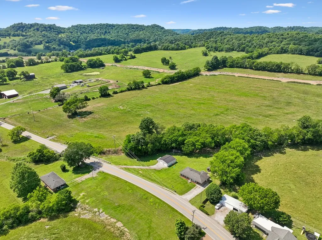 161 Kempville Highway Pleasant Shade TN 37145