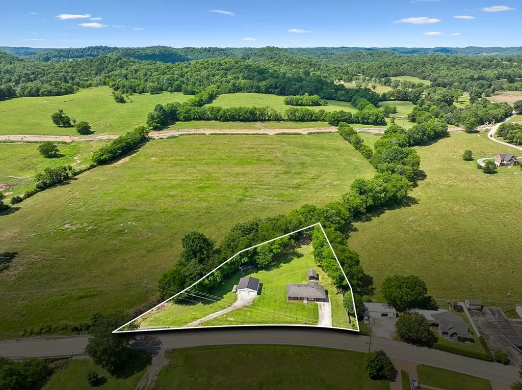 161 Kempville Highway Pleasant Shade TN 37145