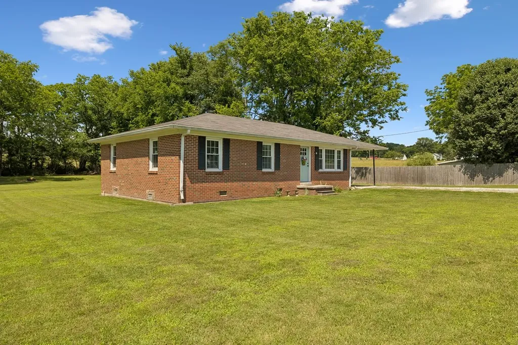 161 Kempville Highway Pleasant Shade TN 37145