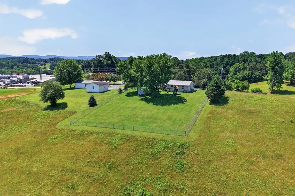 148 Tom Davis Road Livingston TN 38570