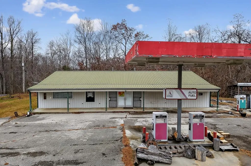 11855 Nashville Highway Baxter TN 38544
