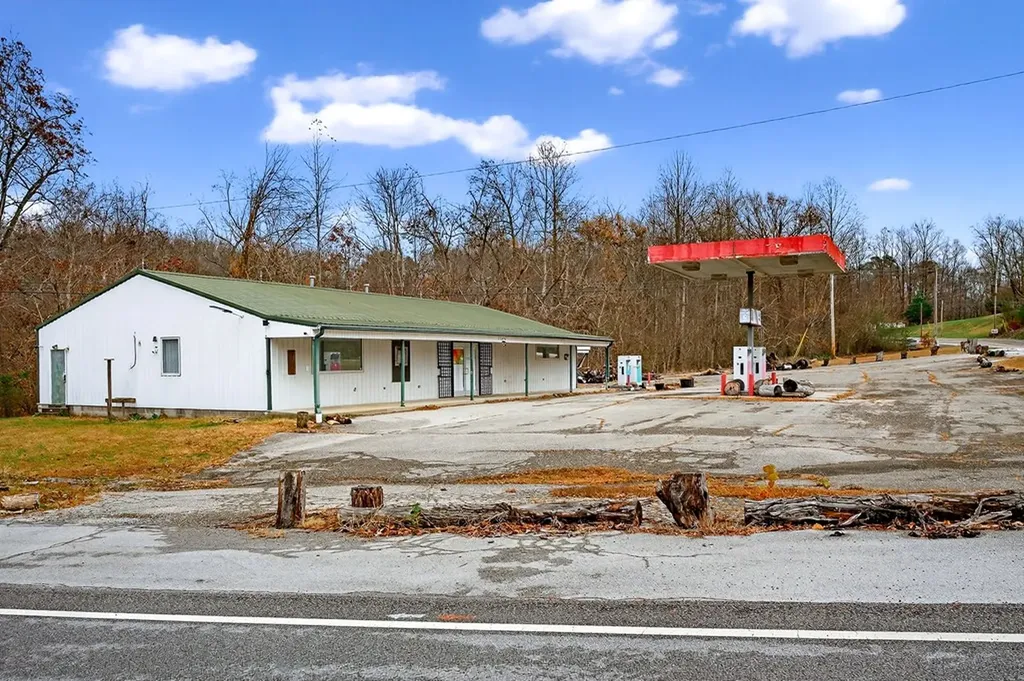 11855 Nashville Highway Baxter TN 38544