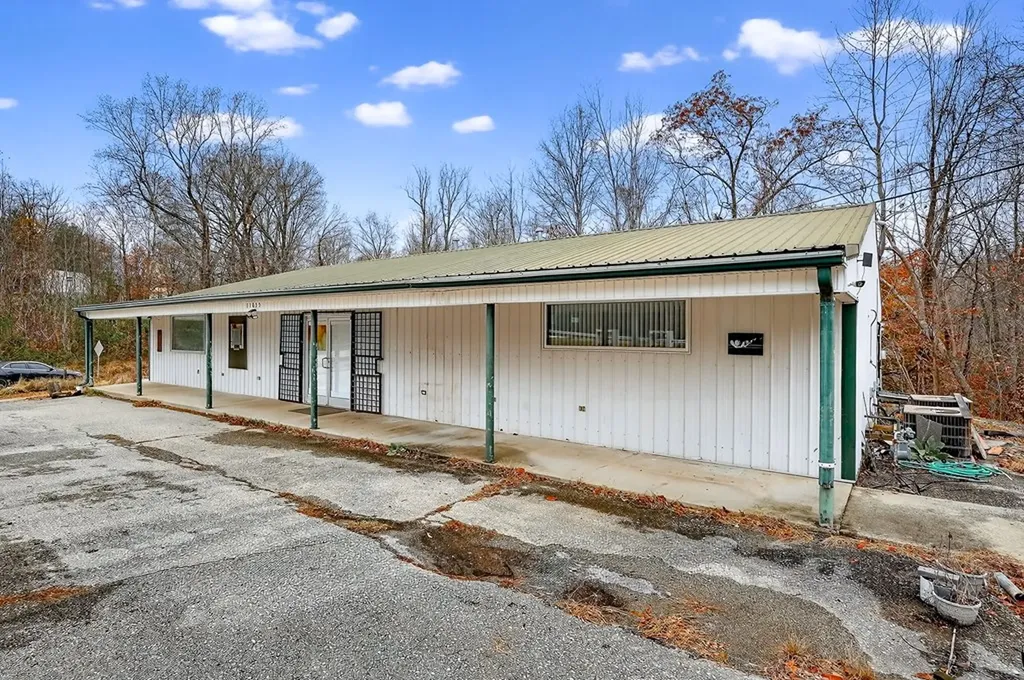 11855 Nashville Highway Baxter TN 38544