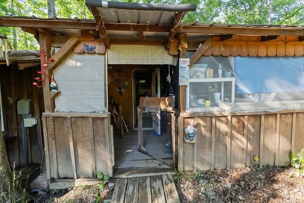 2540 N Gatewood Ford Road Deer Lodge TN 37726