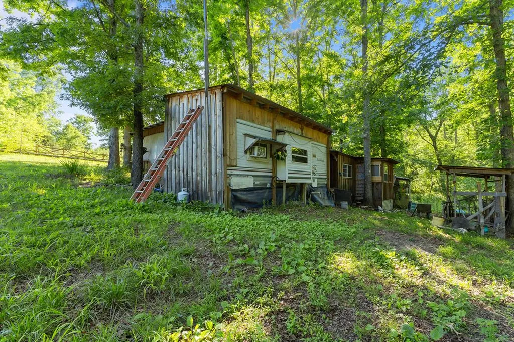 2540 N Gatewood Ford Road Deer Lodge TN 37726