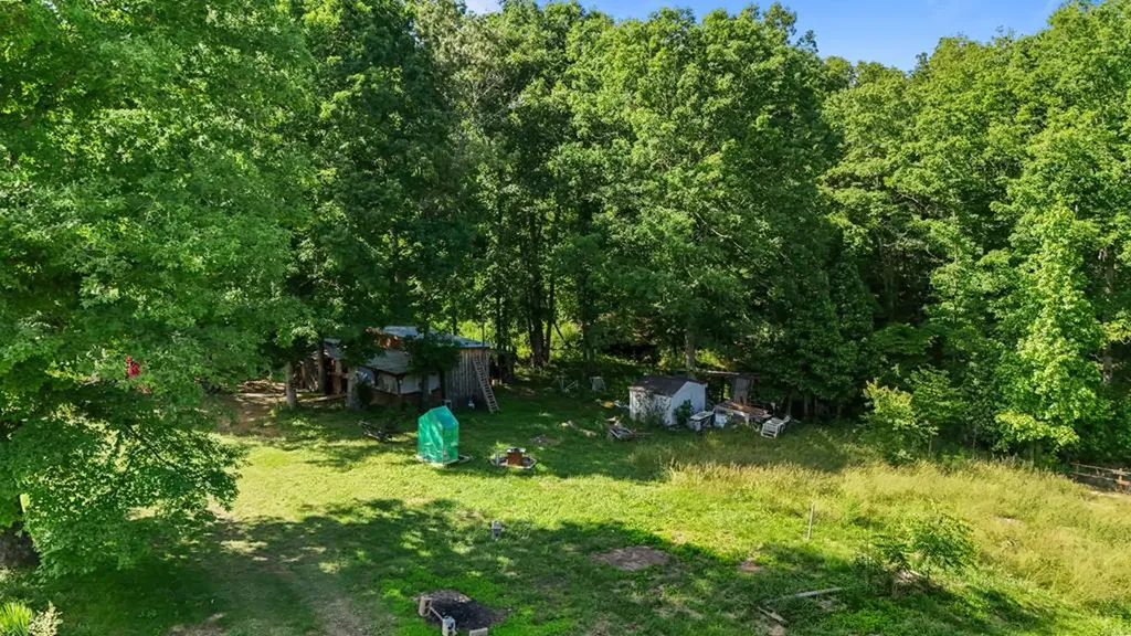 2540 N Gatewood Ford Road Deer Lodge TN 37726