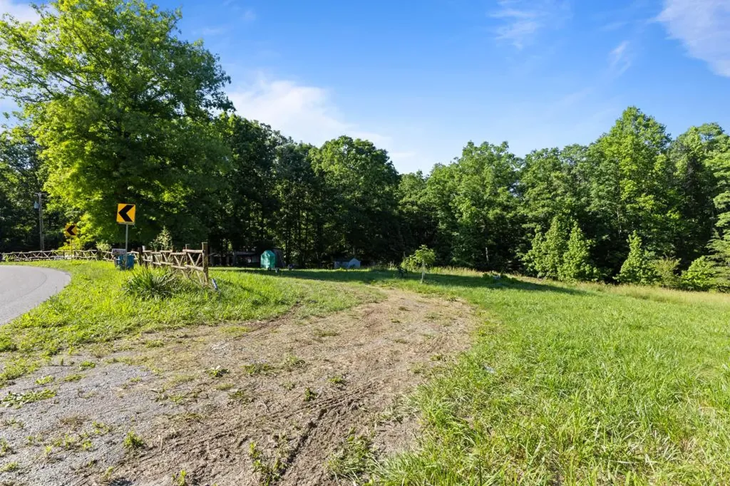 2540 N Gatewood Ford Road Deer Lodge TN 37726