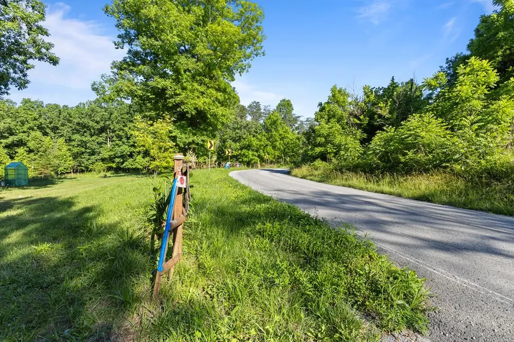 2540 N Gatewood Ford Road Deer Lodge TN 37726