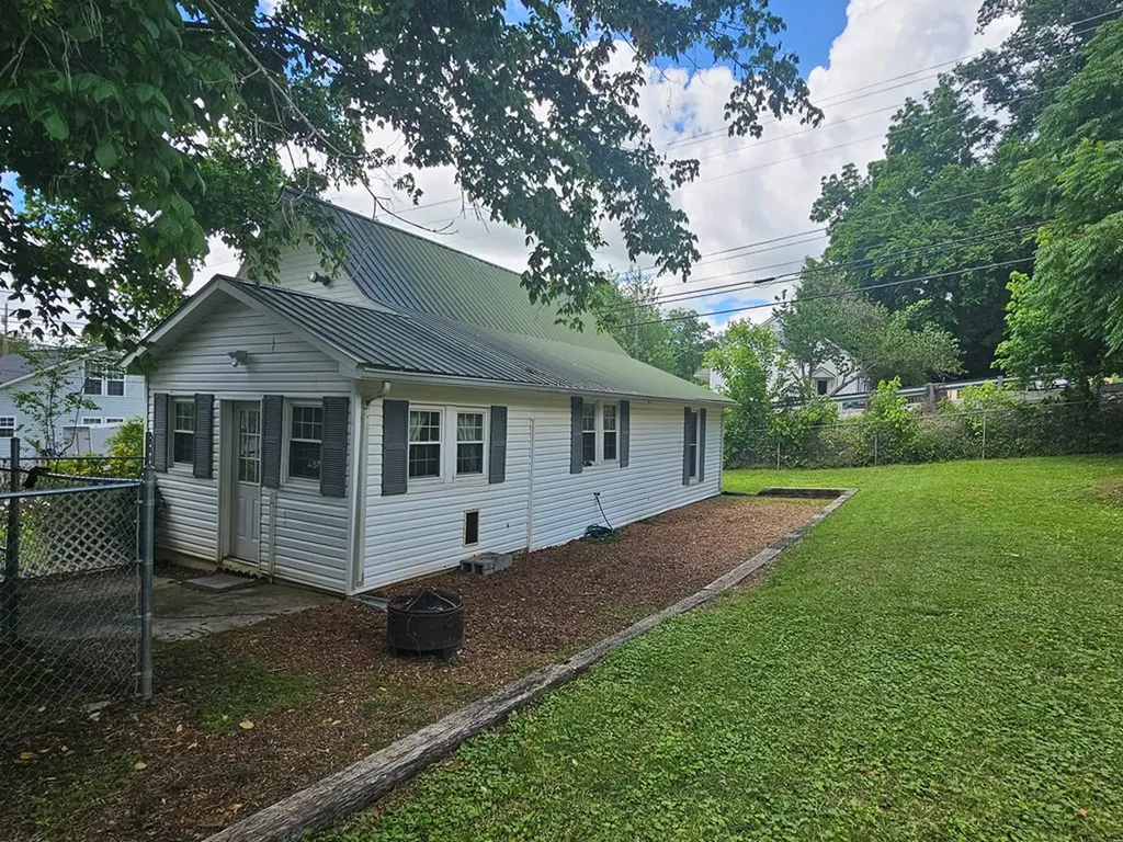 124 Andersonst Sparta TN 38583