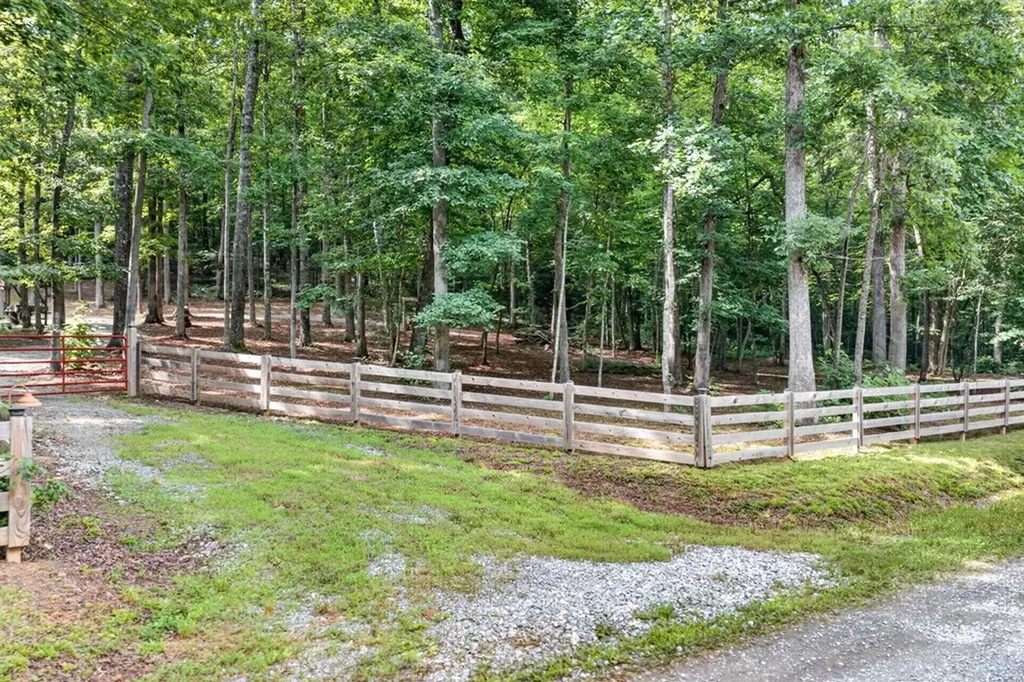 4207 Chapel Hill Road Crawford TN 38554