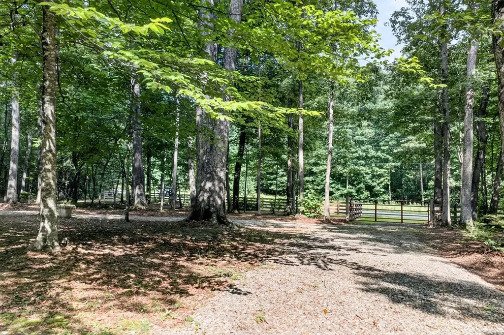 4207 Chapel Hill Road Crawford TN 38554