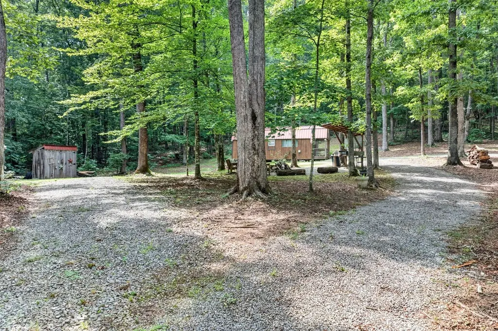4207 Chapel Hill Road Crawford TN 38554