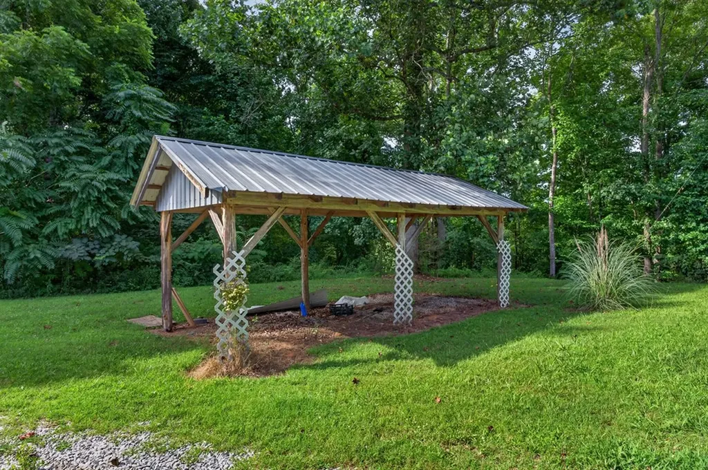 240 Hash Lane Rock Island TN 38581