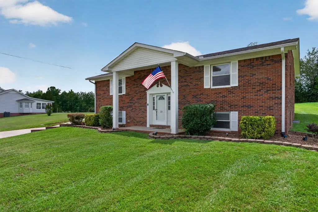 225 West Gate Drive Baxter TN 38544