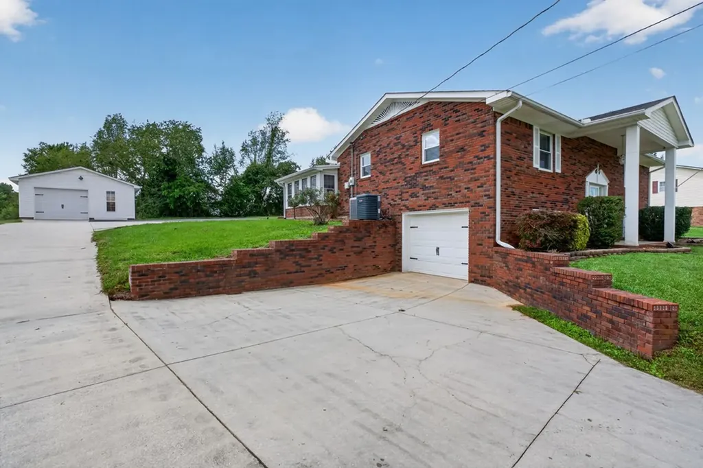 225 West Gate Drive Baxter TN 38544