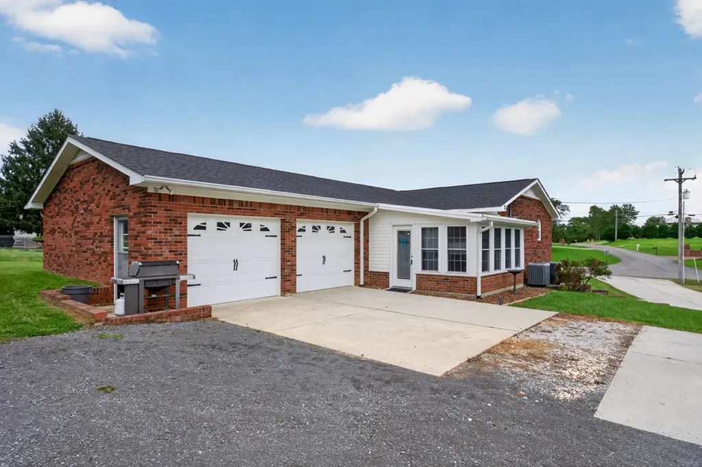 225 West Gate Drive Baxter TN 38544