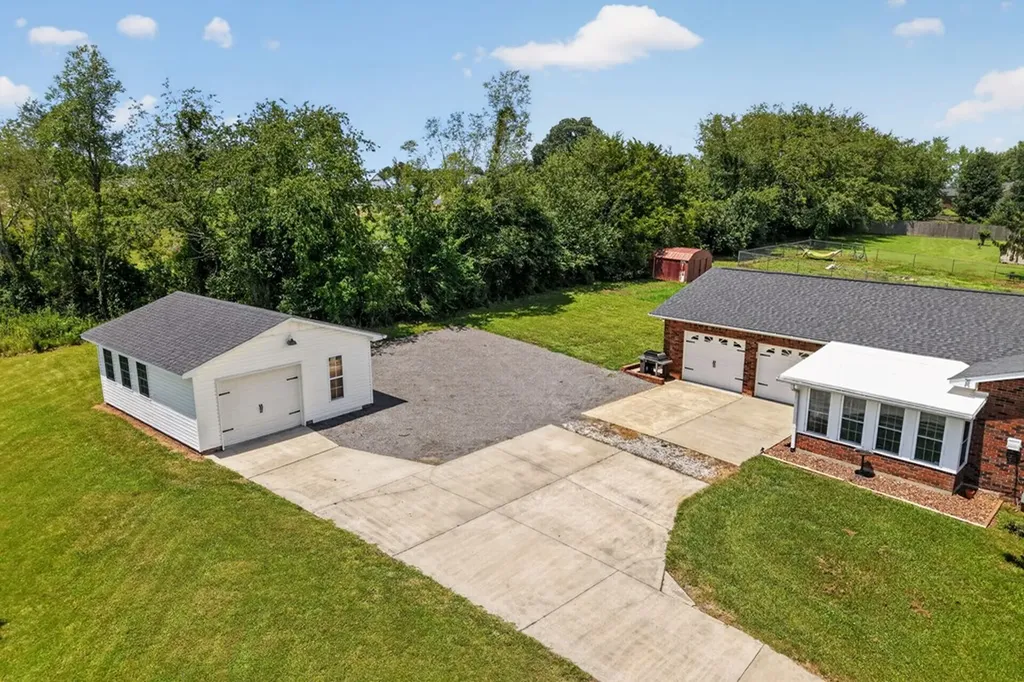 225 West Gate Drive Baxter TN 38544