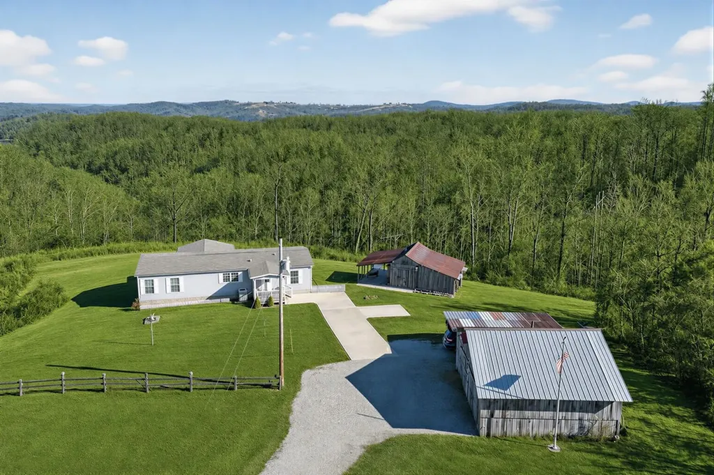 39 Old Highway 52 Celina TN 38551