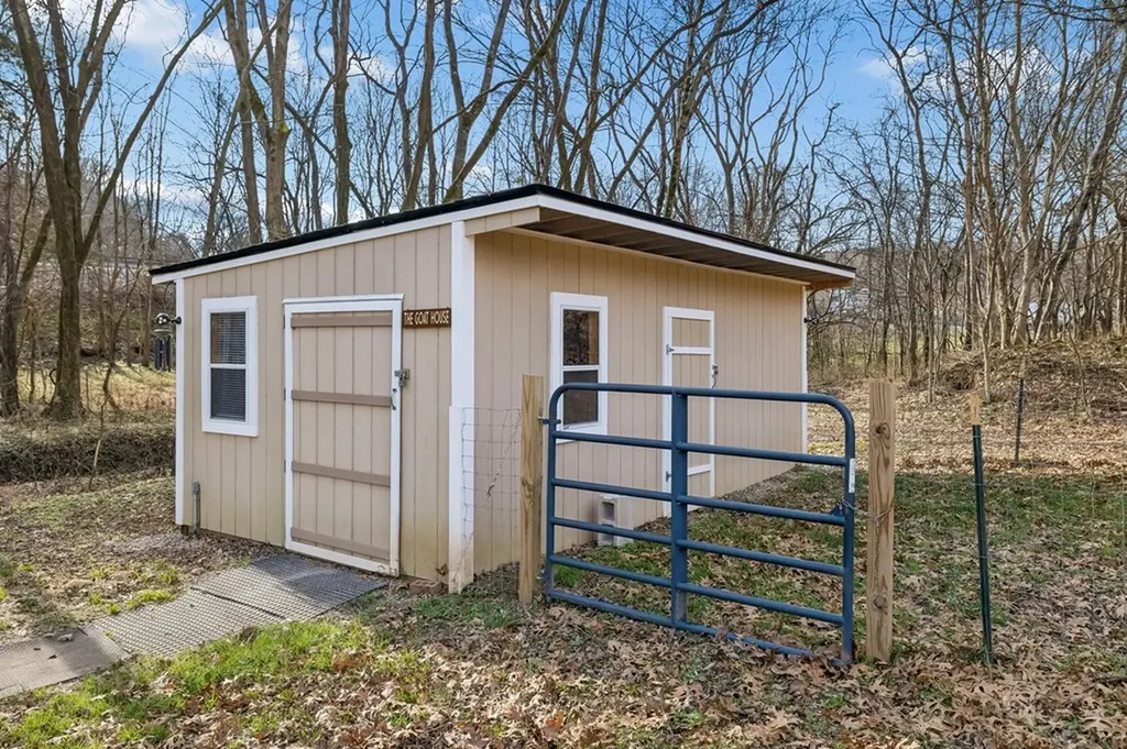 237 Grant Highway Gordonsville TN 38563