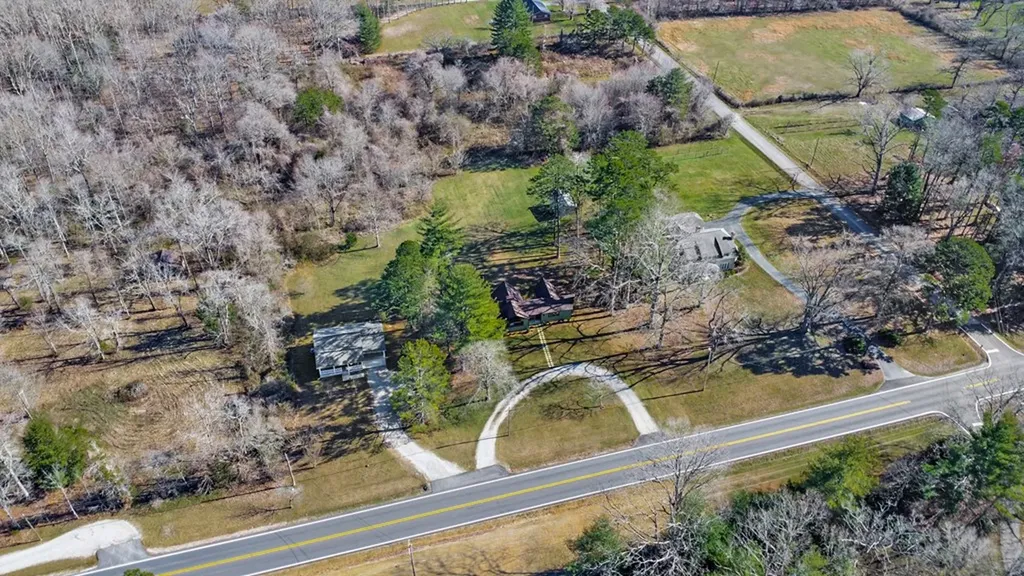 1651 Pennsylvania Jamestown TN 38556