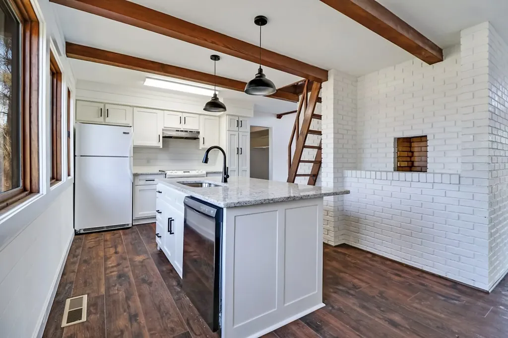 1651 Pennsylvania Jamestown TN 38556