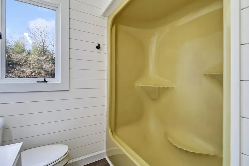 1651 Pennsylvania Jamestown TN 38556