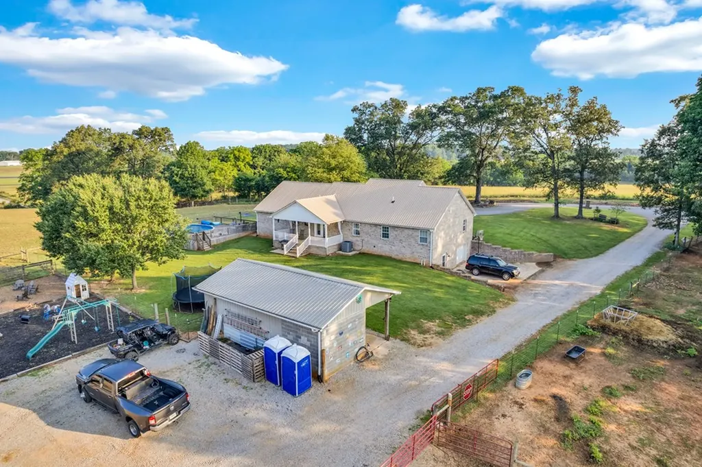 887 Ray Cemetery Road Sparta TN 38583